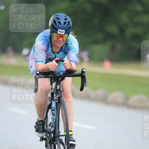 21.06.2025 - 27. Vierlanden-Triathlon H.Heesch http://msf.ph/oto/8002208 15.06.2025 12:41:15 Radfahren 939 meine-sportfotos.de
