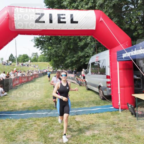 21.06.2025 - 27. Vierlanden-Triathlon MichiJ http://msf.ph/oto/8002212 15.06.2026 11:26:31 Ziel 367, 442 meine-sportfotos.de