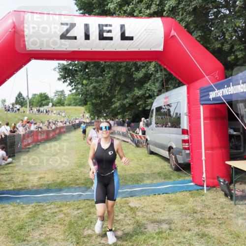 21.06.2025 - 27. Vierlanden-Triathlon MichiJ http://msf.ph/oto/8002218 15.06.2026 11:26:31 Ziel 367, 442 meine-sportfotos.de