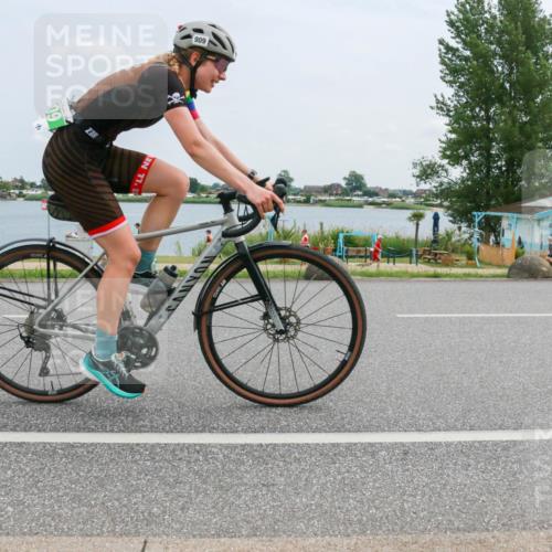 21.06.2025 - 27. Vierlanden-Triathlon H.Heesch http://msf.ph/oto/8002221 15.06.2025 12:39:52 Radfahren 899, 909 meine-sportfotos.de