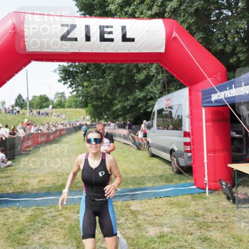 21.06.2025 - 27. Vierlanden-Triathlon MichiJ http://msf.ph/oto/8002225 15.06.2026 11:26:31 Ziel 367, 442 meine-sportfotos.de