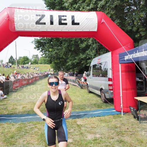 21.06.2025 - 27. Vierlanden-Triathlon MichiJ http://msf.ph/oto/8002237 15.06.2026 11:26:31 Ziel 367, 442 meine-sportfotos.de
