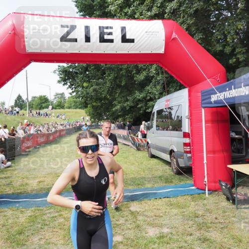 21.06.2025 - 27. Vierlanden-Triathlon MichiJ http://msf.ph/oto/8002247 15.06.2026 11:26:32 Ziel 367, 442 meine-sportfotos.de