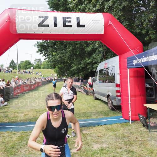 21.06.2025 - 27. Vierlanden-Triathlon MichiJ http://msf.ph/oto/8002262 15.06.2026 11:26:32 Ziel 367, 442 meine-sportfotos.de