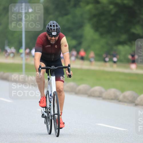 21.06.2025 - 27. Vierlanden-Triathlon H.Heesch http://msf.ph/oto/8002266 15.06.2025 12:41:55 Radfahren 770, 878 meine-sportfotos.de