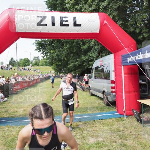 21.06.2025 - 27. Vierlanden-Triathlon MichiJ http://msf.ph/oto/8002285 15.06.2026 11:26:32 Ziel 367, 442 meine-sportfotos.de