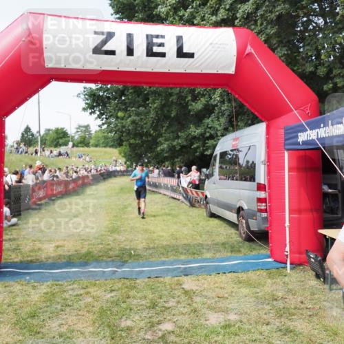 21.06.2025 - 27. Vierlanden-Triathlon MichiJ http://msf.ph/oto/8002325 15.06.2026 11:26:35 Ziel 367, 381 meine-sportfotos.de