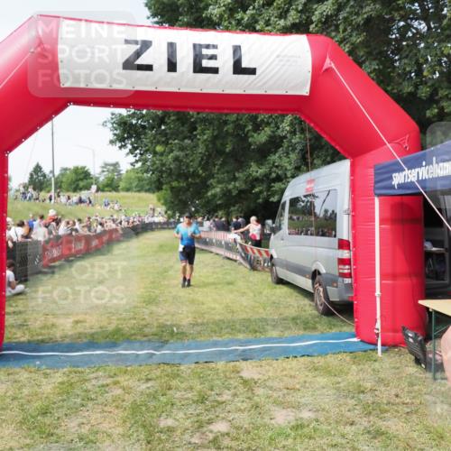 21.06.2025 - 27. Vierlanden-Triathlon MichiJ http://msf.ph/oto/8002340 15.06.2026 11:26:35 Ziel 367, 381 meine-sportfotos.de
