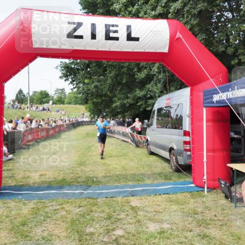 21.06.2025 - 27. Vierlanden-Triathlon MichiJ http://msf.ph/oto/8002351 15.06.2026 11:26:35 Ziel 367, 381 meine-sportfotos.de