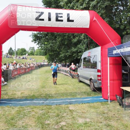 21.06.2025 - 27. Vierlanden-Triathlon MichiJ http://msf.ph/oto/8002367 15.06.2026 11:26:36 Ziel 367, 381 meine-sportfotos.de