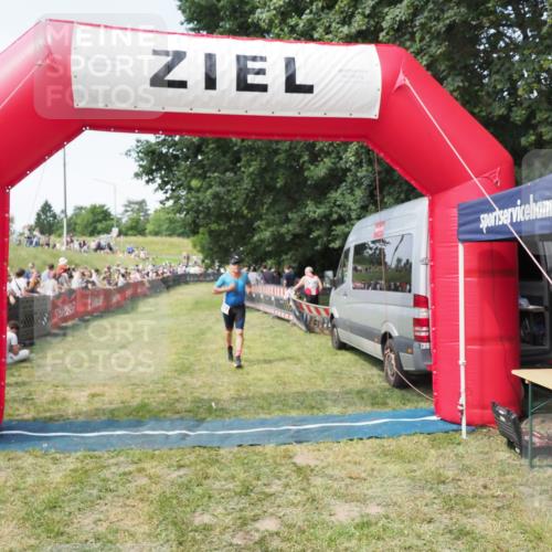 21.06.2025 - 27. Vierlanden-Triathlon MichiJ http://msf.ph/oto/8002379 15.06.2026 11:26:36 Ziel 367, 381 meine-sportfotos.de