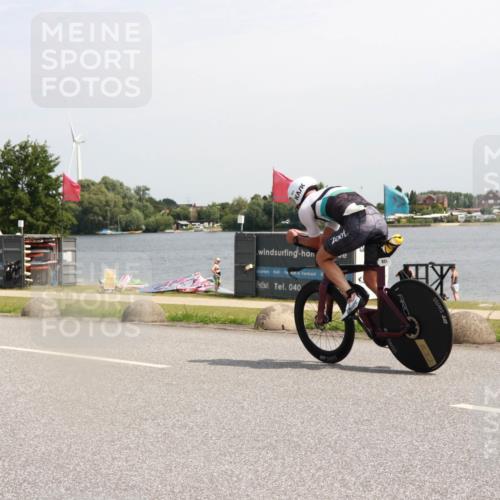 21.06.2025 - 27. Vierlanden-Triathlon H.Heesch http://msf.ph/oto/8002386 15.06.2025 11:47:01 Radfahren 801 meine-sportfotos.de