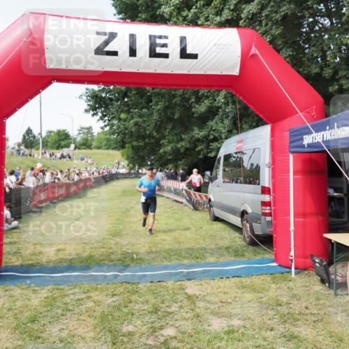 21.06.2025 - 27. Vierlanden-Triathlon MichiJ http://msf.ph/oto/8002397 15.06.2026 11:26:36 Ziel 367, 381 meine-sportfotos.de