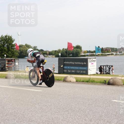 21.06.2025 - 27. Vierlanden-Triathlon H.Heesch http://msf.ph/oto/8002398 15.06.2025 11:47:01 Radfahren 801 meine-sportfotos.de