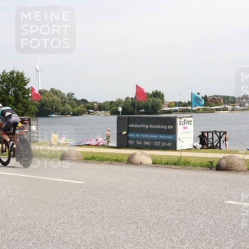 21.06.2025 - 27. Vierlanden-Triathlon H.Heesch http://msf.ph/oto/8002404 15.06.2025 11:47:02 Radfahren 801, 831 meine-sportfotos.de