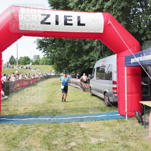 21.06.2025 - 27. Vierlanden-Triathlon MichiJ http://msf.ph/oto/8002414 15.06.2026 11:26:36 Ziel 367, 381 meine-sportfotos.de