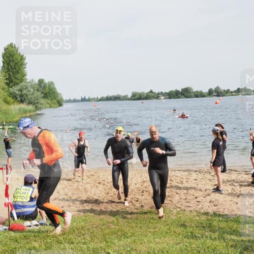 21.06.2025 - 27. Vierlanden-Triathlon MichiJ http://msf.ph/oto/8002430 15.06.2026 10:05:14 Schwimmen 364, 382, 384, 393, 402, 422 meine-sportfotos.de