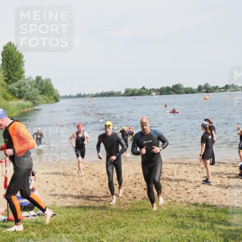 21.06.2025 - 27. Vierlanden-Triathlon MichiJ http://msf.ph/oto/8002440 15.06.2026 10:05:14 Schwimmen 364, 382, 384, 393, 402, 422 meine-sportfotos.de