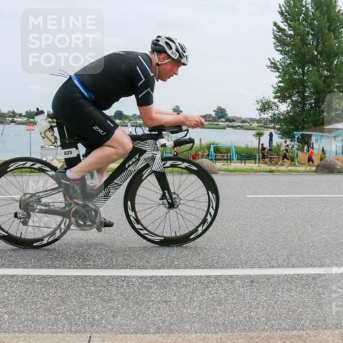 21.06.2025 - 27. Vierlanden-Triathlon H.Heesch http://msf.ph/oto/8002461 15.06.2025 12:40:58 Radfahren 825 meine-sportfotos.de