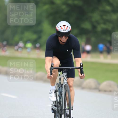 21.06.2025 - 27. Vierlanden-Triathlon H.Heesch http://msf.ph/oto/8002462 15.06.2025 12:42:08 Radfahren 687, 776, 815, 925 meine-sportfotos.de