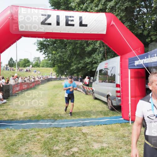 21.06.2025 - 27. Vierlanden-Triathlon MichiJ http://msf.ph/oto/8002467 15.06.2026 11:26:37 Ziel 367, 381 meine-sportfotos.de
