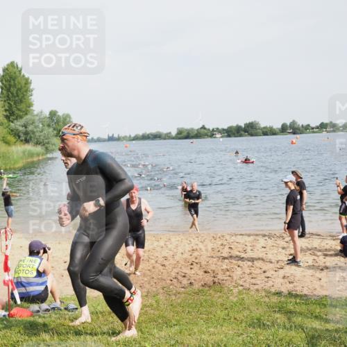 21.06.2025 - 27. Vierlanden-Triathlon MichiJ http://msf.ph/oto/8002476 15.06.2026 10:05:16 Schwimmen 364, 382, 384, 393, 402, 422 meine-sportfotos.de