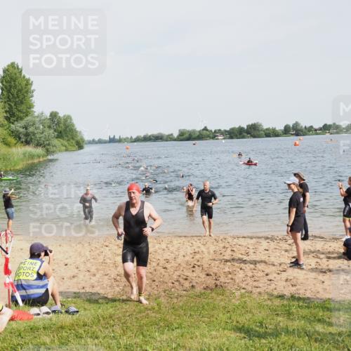 21.06.2025 - 27. Vierlanden-Triathlon MichiJ http://msf.ph/oto/8002501 15.06.2026 10:05:16 Schwimmen 364, 382, 384, 393, 402, 422 meine-sportfotos.de