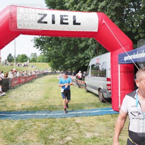 21.06.2025 - 27. Vierlanden-Triathlon MichiJ http://msf.ph/oto/8002504 15.06.2026 11:26:37 Ziel 367, 381 meine-sportfotos.de