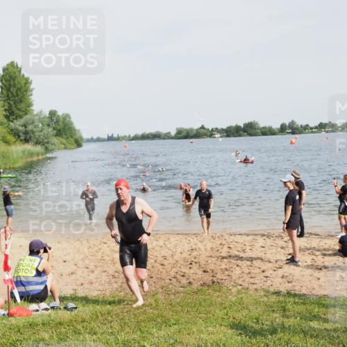 21.06.2025 - 27. Vierlanden-Triathlon MichiJ http://msf.ph/oto/8002516 15.06.2026 10:05:17 Schwimmen 364, 382, 384, 393, 402, 422, 456 meine-sportfotos.de