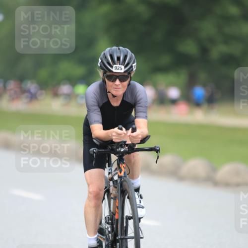 21.06.2025 - 27. Vierlanden-Triathlon H.Heesch http://msf.ph/oto/8002520 15.06.2025 12:42:10 Radfahren 687, 776, 815, 925 meine-sportfotos.de