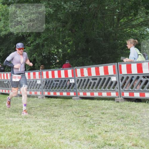 21.06.2025 - 27. Vierlanden-Triathlon KatJ http://msf.ph/oto/8002525 15.06.2025 12:56:13 Ziel 2 meine-sportfotos.de