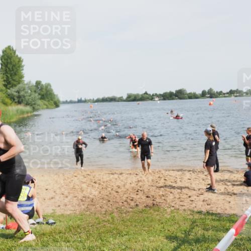 21.06.2025 - 27. Vierlanden-Triathlon MichiJ http://msf.ph/oto/8002545 15.06.2026 10:05:18 Schwimmen 364, 382, 384, 393, 402, 422, 456 meine-sportfotos.de