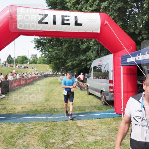 21.06.2025 - 27. Vierlanden-Triathlon MichiJ http://msf.ph/oto/8002547 15.06.2026 11:26:37 Ziel 367, 381 meine-sportfotos.de