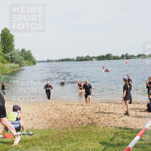21.06.2025 - 27. Vierlanden-Triathlon MichiJ http://msf.ph/oto/8002551 15.06.2026 10:05:18 Schwimmen 364, 382, 384, 393, 402, 422, 456 meine-sportfotos.de