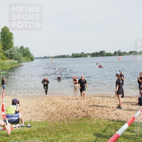21.06.2025 - 27. Vierlanden-Triathlon MichiJ http://msf.ph/oto/8002559 15.06.2026 10:05:18 Schwimmen 364, 382, 384, 393, 402, 422, 456 meine-sportfotos.de