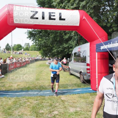 21.06.2025 - 27. Vierlanden-Triathlon MichiJ http://msf.ph/oto/8002567 15.06.2026 11:26:37 Ziel 367, 381 meine-sportfotos.de