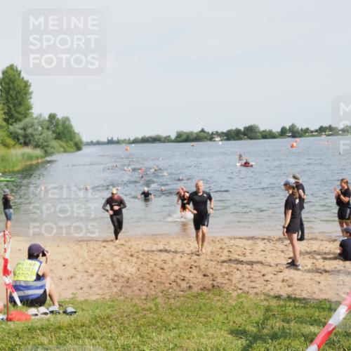 21.06.2025 - 27. Vierlanden-Triathlon MichiJ http://msf.ph/oto/8002569 15.06.2026 10:05:19 Schwimmen 364, 382, 384, 393, 402, 409, 422, 456 meine-sportfotos.de
