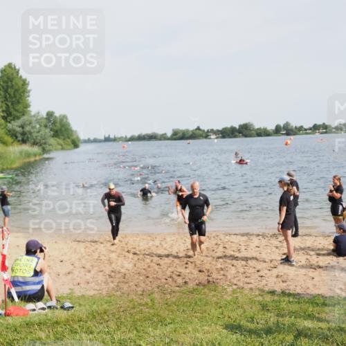 21.06.2025 - 27. Vierlanden-Triathlon MichiJ http://msf.ph/oto/8002578 15.06.2026 10:05:20 Schwimmen 364, 382, 384, 393, 402, 409, 422, 456 meine-sportfotos.de