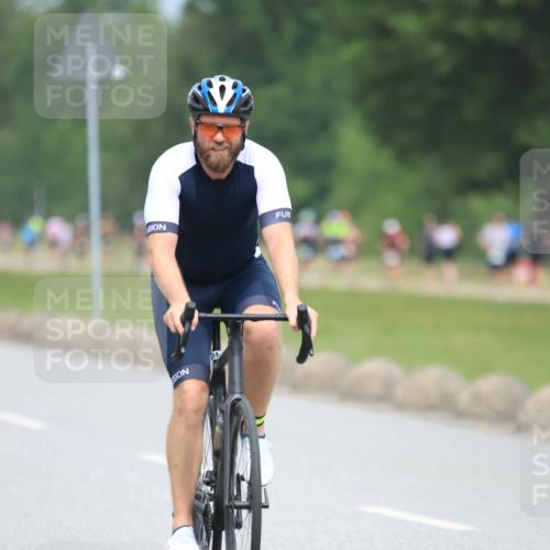 21.06.2025 - 27. Vierlanden-Triathlon H.Heesch http://msf.ph/oto/8002597 15.06.2025 12:42:12 Radfahren 687, 776, 815, 925 meine-sportfotos.de