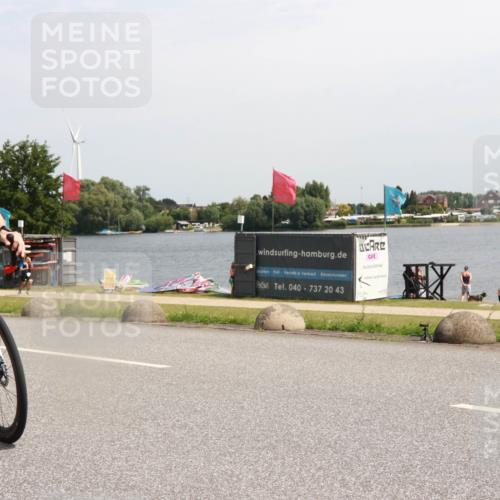 21.06.2025 - 27. Vierlanden-Triathlon H.Heesch http://msf.ph/oto/8002612 15.06.2025 11:47:16 Radfahren 717, 722 meine-sportfotos.de