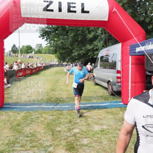21.06.2025 - 27. Vierlanden-Triathlon MichiJ http://msf.ph/oto/8002615 15.06.2026 11:26:38 Ziel 367, 381 meine-sportfotos.de