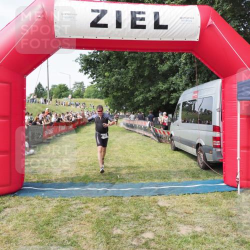 21.06.2025 - 27. Vierlanden-Triathlon MichiJ http://msf.ph/oto/8002637 15.06.2026 11:26:48 Ziel 435 meine-sportfotos.de