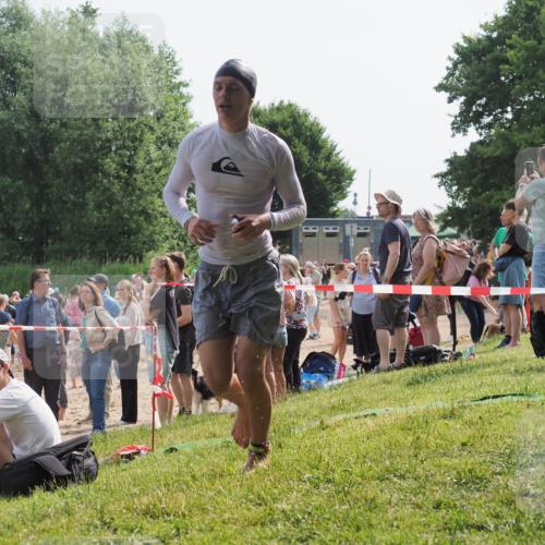 15.06.2025 - 27. Vierlanden-Triathlon KatJ http://msf.ph/oto/8002638 15.06.2025 09:58:33 Schwimmen 345 meine-sportfotos.de