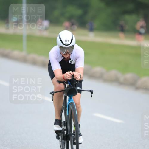 21.06.2025 - 27. Vierlanden-Triathlon H.Heesch http://msf.ph/oto/8002644 15.06.2025 12:43:06 Radfahren 917, 936 meine-sportfotos.de