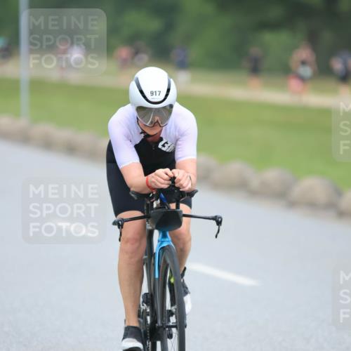 21.06.2025 - 27. Vierlanden-Triathlon H.Heesch http://msf.ph/oto/8002657 15.06.2025 12:43:07 Radfahren 917, 936 meine-sportfotos.de