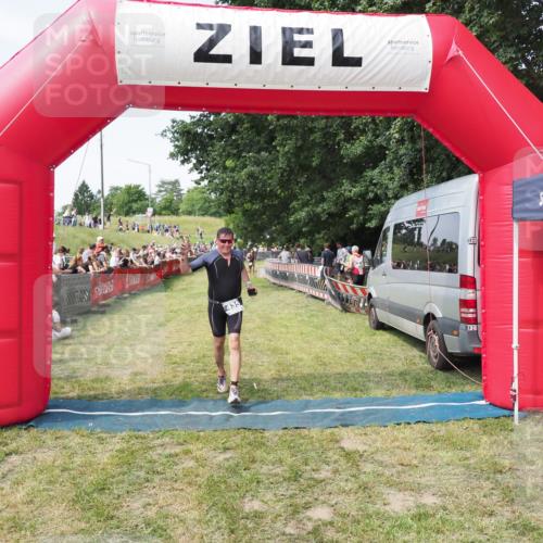 21.06.2025 - 27. Vierlanden-Triathlon MichiJ http://msf.ph/oto/8002661 15.06.2026 11:26:49 Ziel 435 meine-sportfotos.de