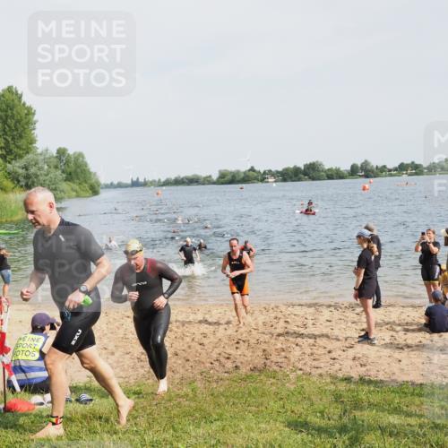 21.06.2025 - 27. Vierlanden-Triathlon MichiJ http://msf.ph/oto/8002662 15.06.2026 10:05:23 Schwimmen 384, 393, 402, 409, 456 meine-sportfotos.de