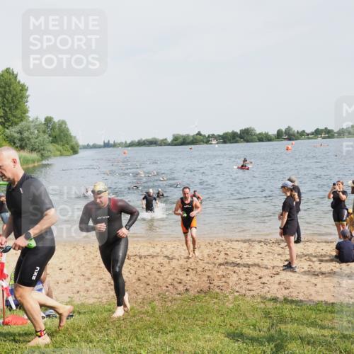 21.06.2025 - 27. Vierlanden-Triathlon MichiJ http://msf.ph/oto/8002666 15.06.2026 10:05:23 Schwimmen 384, 393, 402, 409, 456 meine-sportfotos.de