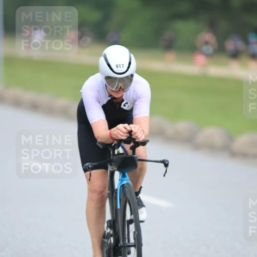 21.06.2025 - 27. Vierlanden-Triathlon H.Heesch http://msf.ph/oto/8002675 15.06.2025 12:43:07 Radfahren 917, 936 meine-sportfotos.de
