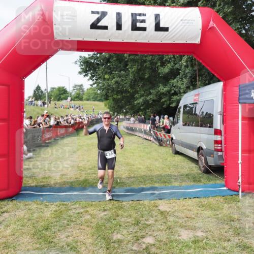 21.06.2025 - 27. Vierlanden-Triathlon MichiJ http://msf.ph/oto/8002680 15.06.2026 11:26:49 Ziel 435 meine-sportfotos.de